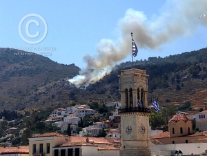 Σε ύφεση η πυρκαγιά στην Ύδρα (βίντεο, εικόνες)