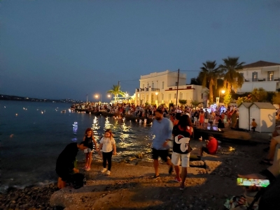 &Omicron;&iota; &Sigma;&pi;έ&tau;&sigma;&epsilon;&sigmaf; &tau;ί&mu;&eta;&sigma;&alpha;&nu; &tau;&eta; &mu;&nu;ή&mu;&eta; &tau;&omicron;&upsilon; &Alpha;&gamma;ί&omicron;&upsilon; &Mu;ά&mu;&alpha;&nu;&tau;&omicron;&sigmaf; &mu;&epsilon; &xi;&epsilon;&chi;&omega;&rho;&iota;&sigma;&tau;ό &tau;&rho;ό&pi;&omicron; (&beta;ί&nu;&tau;&epsilon;&omicron;, &epsilon;&iota;&kappa;ό&nu;&epsilon;&sigmaf;)