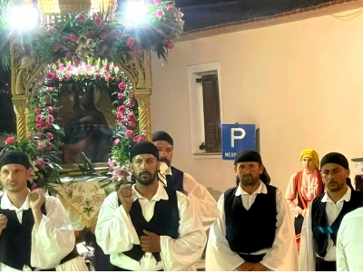 &Sigma;&tau;&omicron; &Kappa;&omicron;&upsilon;&tau;&sigma;&omicron;&pi;ό&delta;&iota; &eta; &Tau;ί&mu;&iota;&alpha; &Kappa;ά&rho;&alpha; &tau;&eta;&sigmaf; &Alpha;&gamma;ί&alpha;&sigmaf; &Kappa;&upsilon;&rho;&iota;&alpha;&kappa;ή&sigmaf; &ndash; &Epsilon;&kappa;&delta;&eta;&lambda;ώ&sigma;&epsilon;&iota;&sigmaf; &mu;&epsilon; &pi;&lambda;ή&theta;&omicron;&sigmaf; &kappa;ό&sigma;&mu;&omicron;&upsilon; (&beta;ί&nu;&tau;&epsilon;&omicron;, &epsilon;&iota;&kappa;ό&nu;&epsilon;&sigmaf;)