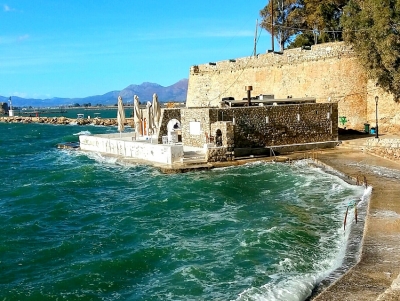 &Nu;έ&omicron;&sigmaf; &theta;ά&nu;&alpha;&tau;&omicron;&sigmaf; &sigma;&epsilon; &theta;&alpha;&lambda;ά&sigma;&sigma;&iota;&alpha; &pi;&epsilon;&rho;&iota;&omicron;&chi;ή &tau;&eta;&sigmaf; &Alpha;&rho;&gamma;&omicron;&lambda;ί&delta;&alpha;&sigmaf; - &Nu;&epsilon;&kappa;&rho;ό&sigmaf; ά&nu;&delta;&rho;&alpha;&sigmaf; &sigma;&tau;&iota;&sigmaf; &laquo;&Mu;&pi;&alpha;&nu;&iota;έ&rho;&epsilon;&sigmaf;&raquo; &Nu;&alpha;&upsilon;&pi;&lambda;ί&omicron;&upsilon;