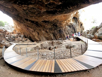 &Mu;&epsilon;&hellip; &pi;&alpha;&rho;ά&pi;&omicron;&nu;&alpha; &gamma;&iota;&alpha; &tau;&eta;&nu; &Epsilon;&rho;&mu;&iota;&omicron;&nu;ί&delta;&alpha; &pi;&epsilon;&rho;&iota;&mu;έ&nu;&epsilon;&iota; &omicron; &Gamma;&alpha;&nu;ώ&sigma;&eta;&sigmaf; &tau;&eta; &Mu;&epsilon;&nu;&delta;ώ&nu;&eta; (&epsilon;&iota;&kappa;ό&nu;&alpha;)