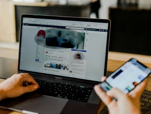 Έ&chi;&omicron;&upsilon;&nu; &kappa;&alpha;&iota; &tau;&alpha; &kappa;&alpha;&lambda;ά &tau;&omicron;&upsilon;&sigmaf; &tau;&alpha; social media: &Pi;έ&phi;&tau;&omicron;&upsilon;&nu; &kappa;ά&pi;&omicron;&iota;&epsilon;&sigmaf; &laquo;&mu;ά&sigma;&kappa;&epsilon;&sigmaf;&raquo; &kappa;&alpha;&iota; &xi;έ&rho;&epsilon;&iota;&sigmaf; &pi;&iota;&alpha; &alpha;&pi;&omicron;&lambda;ύ&tau;&omega;&sigmaf; &mu;&epsilon; &pi;&omicron;&iota;&omicron;&nu; (ή &mu;&epsilon; &tau;&iota;) έ&chi;&epsilon;&iota;&sigmaf; &nu;&alpha; &kappa;ά&nu;&epsilon;&iota;&sigmaf;