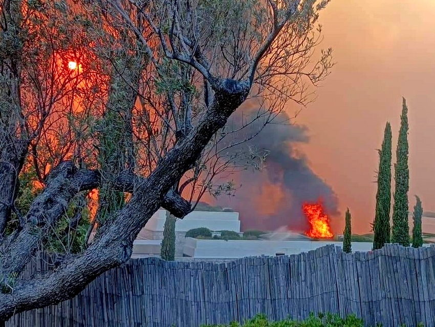 Ερμιονίδα: Μεγάλη φωτιά στο Κρανίδι, οι φλόγες μέσα στο Amanzoe (βίντεο, εικόνες)