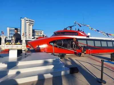 &Mu;&epsilon; &tau;&eta;&nu; &epsilon;&upsilon;&lambda;&omicron;&gamma;ί&alpha; &kappa;&alpha;&iota; &tau;&omicron;&upsilon; &Mu;&eta;&tau;&rho;&omicron;&pi;&omicron;&lambda;ί&tau;&eta; &Epsilon;&phi;&rho;&alpha;ί&mu; &tau;&alpha;&xi;&iota;&delta;&epsilon;ύ&omicron;&upsilon;&nu; &tau;&alpha; &laquo;&Alpha;ero Catamaran&raquo; (&epsilon;&iota;&kappa;ό&nu;&epsilon;&sigmaf;)