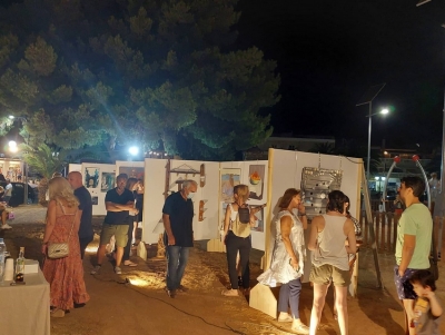 &Pi;ό&rho;&tau;&omicron; &Chi;έ&lambda;&iota;: &Pi;&lambda;ή&theta;&omicron;&sigmaf; &kappa;ό&sigma;&mu;&omicron;&upsilon; &pi;&rho;&omicron;&sigma;έ&lambda;&kappa;&upsilon;&sigma;&epsilon; &eta; &upsilon;&pi;&alpha;ί&theta;&rho;&iota;&alpha; έ&kappa;&theta;&epsilon;&sigma;&eta; &tau;&eta;&sigmaf; &kappa;&alpha;&lambda;&lambda;&iota;&tau;&epsilon;&chi;&nu;&iota;&kappa;ή&sigmaf; &omicron;&mu;ά&delta;&alpha;&sigmaf; &Epsilon;&rho;&mu;&iota;&omicron;&nu;ί&delta;&alpha;&sigmaf; (&epsilon;&iota;&kappa;ό&nu;&epsilon;&sigmaf;)