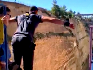 Κόρινθος: Ο Κάραλης έκανε bungee jumping στον Ισθμό και το χάρηκε (βίντεο)