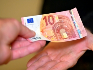 &Alpha;&upsilon;&tau;ά &pi;&omicron;&upsilon; &delta;&epsilon;&nu; &mu;&alpha;&sigmaf; &lambda;έ&nu;&epsilon; &gamma;&iota;&alpha; &tau;&eta;&nu; &omicron;&iota;&kappa;&omicron;&nu;&omicron;&mu;ί&alpha; &ndash; &Alpha;&kappa;ό&mu;&alpha; &mu;&alpha;&sigmaf; &alpha;&kappa;&omicron;&lambda;&omicron;&upsilon;&theta;&epsilon;ί &tau;&omicron; &laquo;&kappa;&alpha;&lambda;ό &kappa;&omicron;&upsilon;&rho;ά&gamma;&iota;&omicron;&raquo; &tau;&omicron;&upsilon; Ό&lambda;&iota; &Rho;&epsilon;&nu; (&epsilon;&iota;&kappa;ό&nu;&alpha;)