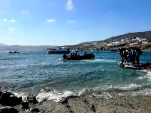 Συλλήψεις για το ναυάγιο στη Μύκονο - Άκαρπες οι έρευνες για τους 8 αγνοούμενους (βίντεο)