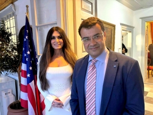 &Gamma;&iota;&alpha;&tau;ί &eta; Ύ&delta;&rho;&alpha; &epsilon;ί&nu;&alpha;&iota; &tau;&omicron; 1&omicron; &nu;&eta;&sigma;ί &tau;&eta;&sigmaf; &chi;ώ&rho;&alpha;&sigmaf; &pi;&omicron;&upsilon; &laquo;&mu;ά&gamma;&epsilon;&psi;&epsilon;&raquo; &tau;&eta;&nu; &Kappa;ί&mu;&pi;&epsilon;&rho;&lambda;&iota; &Gamma;&kappa;&iota;&lambda;&phi;ό&iota;&lambda; &ndash; Ή&rho;&theta;&epsilon; &mu;&epsilon; &tau;&eta;&nu; &laquo;&Pi;&epsilon;&rho;&sigma;&epsilon;&phi;ό&nu;&eta;&raquo; &kappa;&alpha;&iota; έ&phi;&upsilon;&gamma;&epsilon; &mu;&epsilon; &mu;&epsilon;&tau;ά&lambda;&lambda;&iota;&omicron; (&beta;ί&nu;&tau;&epsilon;&omicron;, &epsilon;&iota;&kappa;ό&nu;&epsilon;&sigmaf;)