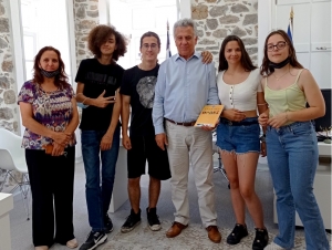 Οι «Ανώνυμοι Ήρωες» των μαθητών στα… χέρια του δημάρχου (εικόνες)