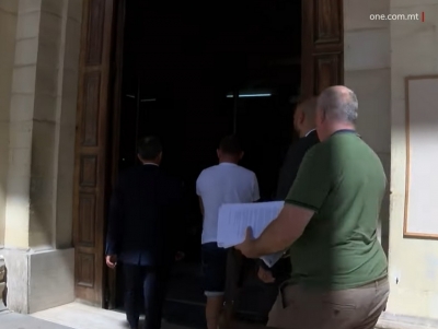 &Phi;&omicron;&nu;&iota;&kappa;ό &sigma;&tau;&eta;&nu; &Alpha;ί&gamma;&iota;&nu;&alpha;: &Sigma;&upsilon;&nu;&epsilon;&lambda;ή&phi;&theta;&eta; 36&chi;&rho;&omicron;&nu;&omicron;&sigmaf; &sigma;&tau;&eta; &Mu;ά&lambda;&tau;&alpha; - &Epsilon;ί&chi;&epsilon; &kappa;ά&psi;&epsilon;&iota; &zeta;&omega;&nu;&tau;&alpha;&nu;&omicron;ύ&sigmaf; &theta;&epsilon;ί&alpha; &kappa;&alpha;&iota; &alpha;&nu;&iota;&psi;&iota;ό &tau;&omicron; 2015 (&beta;ί&nu;&tau;&epsilon;&omicron;)
