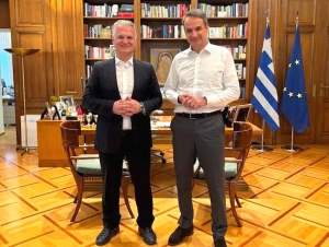 &Sigma;&tau;&omicron; &tau;&rho;&alpha;&pi;έ&zeta;&iota; &tau;&omicron;&upsilon; &Mu;&alpha;&xi;ί&mu;&omicron;&upsilon; &omicron;&iota; &pi;&rho;&omicron;&tau;&epsilon;&rho;&alpha;&iota;ό&tau;&eta;&tau;&epsilon;&sigmaf; &tau;&eta;&sigmaf; &Pi;&epsilon;&lambda;&omicron;&pi;&omicron;&nu;&nu;ή&sigma;&omicron;&upsilon; &mu;&epsilon; &laquo;&chi;&rho;ώ&mu;&alpha;&raquo; &epsilon;&kappa;&lambda;&omicron;&gamma;&iota;&kappa;ό&hellip;