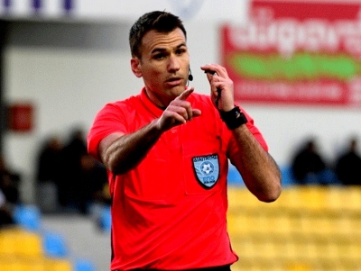 &laquo;&Sigma;&phi;&upsilon;&rho;ί&zeta;&epsilon;&iota;&raquo; &omicron; &Mu;&alpha;&nu;&omicron;ύ&chi;&omicron;&sigmaf; &sigma;&tau;&omicron; &Omicron;&lambda;&upsilon;&mu;&pi;&iota;&alpha;&kappa;ό&sigmaf; &ndash; &Pi;&Alpha;&Sigma; &Gamma;&iota;ά&nu;&nu;&iota;&nu;&alpha;