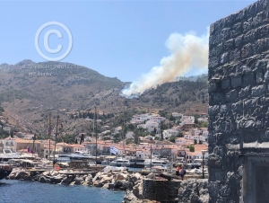 Φωτιά ξέσπασε στην Ύδρα - Στη μάχη της κατάσβεσης και αεροπλάνα (εικόνες)