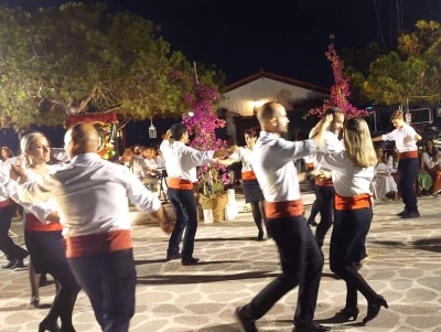 &Epsilon;&rho;&mu;&iota;&omicron;&nu;ί&delta;&alpha;: &Mu;&epsilon; &epsilon;&pi;&iota;&tau;&upsilon;&chi;ί&alpha; &kappa;&alpha;&iota; &kappa;έ&phi;&iota; &tau;&omicron; &pi;&alpha;&rho;&alpha;&delta;&omicron;&sigma;&iota;&alpha;&kappa;ό έ&theta;&iota;&mu;&omicron; &tau;&omicron;&upsilon; &Kappa;&lambda;ή&delta;&omicron;&nu;&alpha; &sigma;&epsilon; &Pi;ό&rho;&tau;&omicron; &Chi;έ&lambda;&iota; &kappa;&alpha;&iota; &Phi;&omicron;ύ&rho;&nu;&omicron;&upsilon;&sigmaf; (&beta;ί&nu;&tau;&epsilon;&omicron;, &epsilon;&iota;&kappa;ό&nu;&epsilon;&sigmaf;)