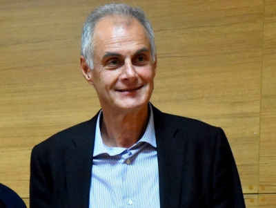 &Gamma;&kappa;&iota;ό&lambda;&alpha;&sigmaf;: &Eta; &pi;&omicron;&lambda;&iota;&tau;&iota;&kappa;ή &sigma;ή&psi;&eta; &sigma;&tau;&eta;&nu; &Epsilon;&lambda;&lambda;ά&delta;&alpha; &tau;&omega;&nu; &pi;&alpha;&rho;&alpha;&kappa;&omicron;&lambda;&omicron;&upsilon;&theta;ή&sigma;&epsilon;&omega;&nu; έ&chi;&epsilon;&iota; &omicron;&nu;&omicron;&mu;&alpha;&tau;&epsilon;&pi;ώ&nu;&upsilon;&mu;&omicron; &laquo;&Kappa;&upsilon;&rho;&iota;ά&kappa;&omicron;&sigmaf; &Mu;&eta;&tau;&sigma;&omicron;&tau;ά&kappa;&eta;&sigmaf;&raquo;