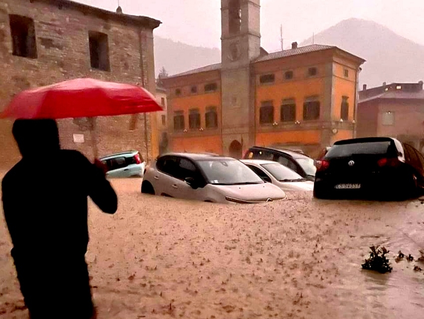 Ιταλία: Οκτώ νεκροί και τέσσερις αγνοούμενοι από τις πλημμύρες - Βούλιαξαν πόλεις (βίντεο, εικόνες)