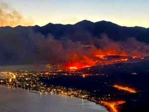 &Omicron;&lambda;&omicron;&nu;ύ&chi;&tau;&iota;&alpha; &mu;ά&chi;&eta; &mu;&epsilon; &tau;&iota;&sigmaf; &phi;&omega;&tau;&iota;έ&sigmaf; &kappa;&alpha;&iota; &sigma;&tau;&eta; &Phi;&omega;&kappa;ί&delta;&alpha; - &Kappa;&alpha;&lambda;ύ&tau;&epsilon;&rho;&eta; &eta; &epsilon;&iota;&kappa;ό&nu;&alpha; &sigma;&tau;&eta;&nu; &Iota;&tau;έ&alpha;, &upsilon;&psi;&eta;&lambda;ό&sigmaf; &kappa;ί&nu;&delta;&upsilon;&nu;&omicron;&sigmaf; &kappa;&alpha;&iota; &tau;&eta;&nu; &Tau;&rho;ί&tau;&eta; (05/07) &gamma;&iota;&alpha; &pi;&upsilon;&rho;&kappa;&alpha;&gamma;&iota;έ&sigmaf; (&beta;ί&nu;&tau;&epsilon;&omicron;, &epsilon;&iota;&kappa;ό&nu;&epsilon;&sigmaf;)