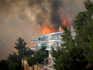 Νύχτα αγωνίας υπό των φόβο των αναζωπυρώσεων στη Βούλα (βίντεο)