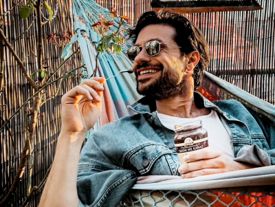 &Sigma;&tau;&omicron; &Nu;&alpha;ύ&pi;&lambda;&iota;&omicron; &gamma;&iota;&alpha; &tau;&omicron; bachelor &mu;&epsilon; &phi;ί&lambda;&omicron;&upsilon;&sigmaf; &tau;&omicron;&upsilon; &omicron; &Omicron;&rho;&phi;έ&alpha;&sigmaf; &Alpha;&upsilon;&gamma;&omicron;&upsilon;&sigma;&tau;ί&delta;&eta;&sigmaf; (&epsilon;&iota;&kappa;ό&nu;&epsilon;&sigmaf;)