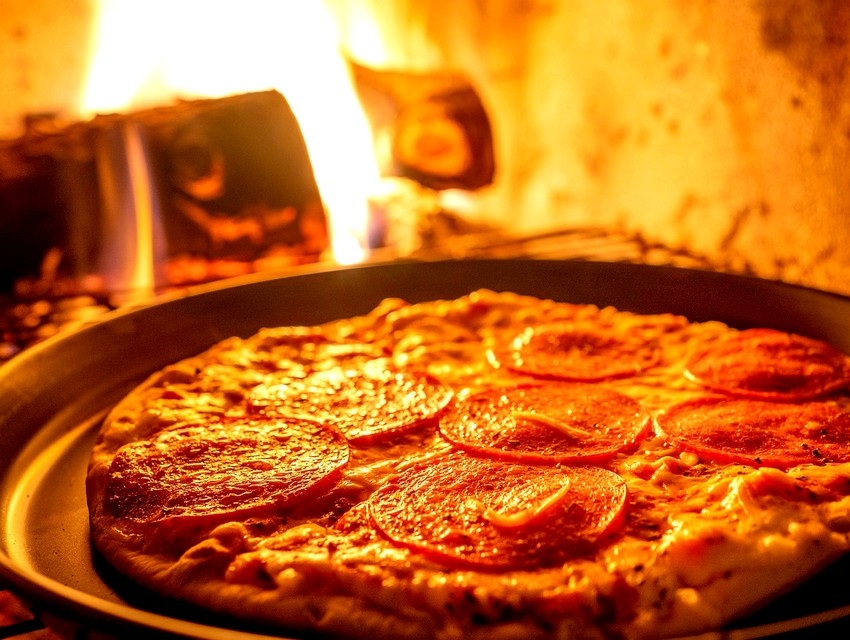 Πώς θα φτιάξεις «πίτσες» με πίτες για σουβλάκι σε 10′