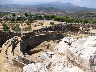 &Delta;ή&mu;&omicron;&sigmaf; Ά&rho;&gamma;&omicron;&upsilon;&sigmaf;-&Mu;&upsilon;&kappa;&eta;&nu;ώ&nu;: &Sigma;&tau;&omicron; &epsilon;&pi;ί&kappa;&epsilon;&nu;&tau;&rho;&omicron; &eta; &tau;&omicron;&upsilon;&rho;&iota;&sigma;&tau;&iota;&kappa;ή &alpha;&nu;ά&pi;&tau;&upsilon;&xi;&eta; &ndash; &Tau;&alpha; &theta;έ&mu;&alpha;&tau;&alpha; &pi;&omicron;&upsilon; &laquo;&kappa;&alpha;ί&nu;&epsilon;&raquo;