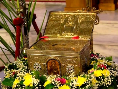 &Tau;&omicron; Ά&rho;&gamma;&omicron;&sigmaf; &upsilon;&pi;&omicron;&delta;έ&chi;&theta;&eta;&kappa;&epsilon; &mu;&epsilon; &theta;&rho;&eta;&sigma;&kappa;&epsilon;&upsilon;&tau;&iota;&kappa;ή &lambda;&alpha;&mu;&pi;&rho;ό&tau;&eta;&tau;&alpha; &tau;&eta;&nu; &Tau;ί&mu;&iota;&alpha; &Kappa;ά&rho;&alpha; &tau;&eta;&sigmaf; &Alpha;&gamma;ί&alpha;&sigmaf; &Pi;&alpha;&rho;&alpha;&sigma;&kappa;&epsilon;&upsilon;ή&sigmaf; (&epsilon;&iota;&kappa;ό&nu;&epsilon;&sigmaf;)