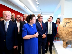 &Pi;&omicron;&lambda;&iota;&tau;&iota;&sigma;&mu;ό&sigmaf;: &Pi;ί&sigma;&omega; &alpha;&pi;ό &tau;&eta; &laquo;&beta;&iota;&tau;&rho;ί&nu;&alpha;&raquo; &upsilon;&pi;ά&rho;&chi;&omicron;&upsilon;&nu; &sigma;&upsilon;&gamma;&kappa;&epsilon;&kappa;&rho;&iota;&mu;έ&nu;&alpha; &epsilon;&rho;&omega;&tau;ή&mu;&alpha;&tau;&alpha; (&beta;ί&nu;&tau;&epsilon;&omicron;, &epsilon;&iota;&kappa;ό&nu;&epsilon;&sigmaf;)