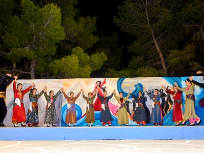 &Chi;&omicron;&rho;&epsilon;&upsilon;&tau;&iota;&kappa;ή &omicron;&mu;ά&delta;&alpha; &Epsilon;&rho;&mu;&iota;ό&nu;&eta;&sigmaf; &gamma;&iota;&alpha; &tau;&eta;&nu; &pi;&alpha;&rho;ά&sigma;&tau;&alpha;&sigma;&eta; &laquo;&Eta; &gamma;έ&nu;&nu;&alpha;&raquo;: Έ&phi;&epsilon;&rho;&epsilon; &phi;&omega;&sigmaf;, &epsilon;&lambda;&pi;ί&delta;&alpha; &kappa;&alpha;&iota; &sigma;&tau;&alpha; &pi;&omicron;&lambda;&iota;&tau;&iota;&sigma;&tau;&iota;&kappa;ά &delta;&rho;ώ&mu;&epsilon;&nu;&alpha; &tau;&omicron;&upsilon; &tau;ό&pi;&omicron;&upsilon; (&beta;ί&nu;&tau;&epsilon;&omicron;, &epsilon;&iota;&kappa;ό&nu;&epsilon;&sigmaf;)
