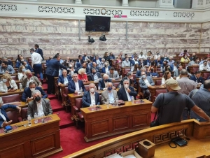 &Sigma;&tau;&omicron; &laquo;&kappa;ό&kappa;&kappa;&iota;&nu;&omicron;&raquo; &tau;&omicron; &theta;&epsilon;&rho;&mu;ό&mu;&epsilon;&tau;&rho;&omicron; &gamma;&iota;&alpha; &tau;&iota;&sigmaf; &pi;&alpha;&rho;&alpha;&kappa;&omicron;&lambda;&omicron;&upsilon;&theta;ή&sigma;&epsilon;&iota;&sigmaf; &ndash; &Pi;&omicron;&upsilon;&lambda;ά&sigmaf;: &laquo;&Nu;&alpha; &mu;ά&theta;&epsilon;&iota; &tau;&eta;&nu; &alpha;&lambda;ή&theta;&epsilon;&iota;&alpha; &omicron; &epsilon;&lambda;&lambda;&eta;&nu;&iota;&kappa;ό&sigmaf; &lambda;&alpha;ό&sigmaf;&raquo; (&beta;ί&nu;&tau;&epsilon;&omicron;)