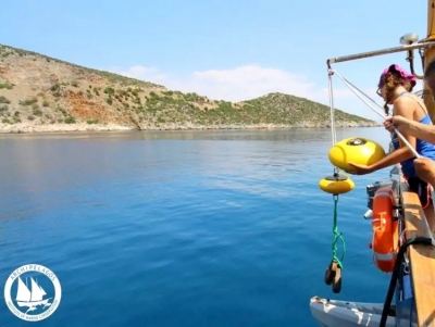Κολυμπάμε σε θάλασσες μέσα στο πλαστικό – Προβληματίζουν τα στοιχεία για Αργοσαρωνικό (εικόνες)