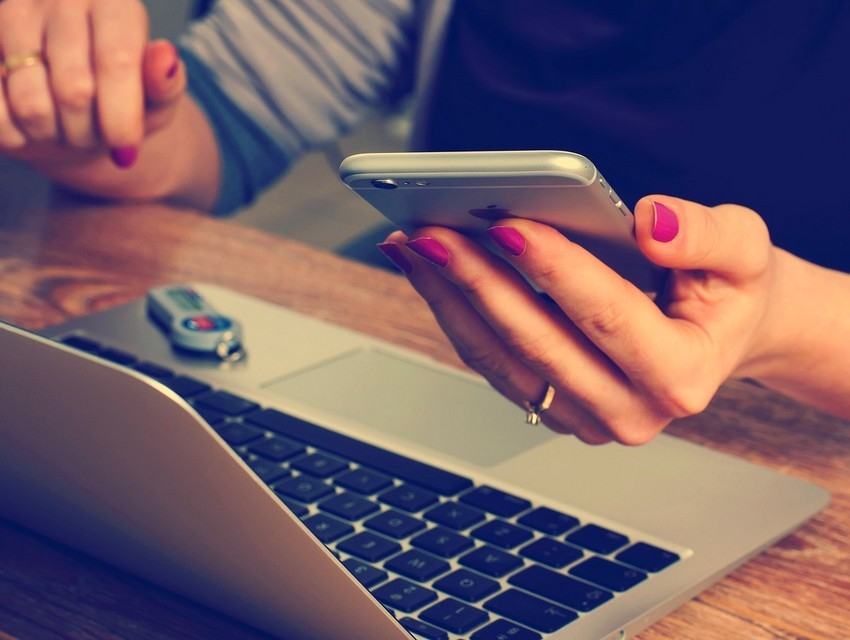 Το κινητό σου σε παρακολουθεί – Ειδικός αποκαλύπτει πώς σε «διαβάζουν» οι αλγόριθμοι