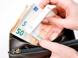 Επιταγή ακρίβειας: Τα «ψιλά γράμματα» των 250 ευρώ και η «παγίδα» – «Κερδισμένοι» και «χαμένοι» δικαιούχοι