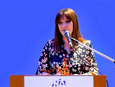 &Epsilon;&lambda;έ&nu;&eta; &Pi;&alpha;&nu;&alpha;&gamma;&iota;&omega;&tau;&omicron;&pi;&omicron;ύ&lambda;&omicron;&upsilon;: &Alpha;&upsilon;&tau;ά &sigma;&upsilon;&zeta;ή&tau;&eta;&sigma;&alpha; &mu;&epsilon; &tau;&eta; &Nu;ί&kappa;&eta; &Kappa;&epsilon;&rho;&alpha;&mu;έ&omega;&sigmaf; (&beta;ί&nu;&tau;&epsilon;&omicron;)