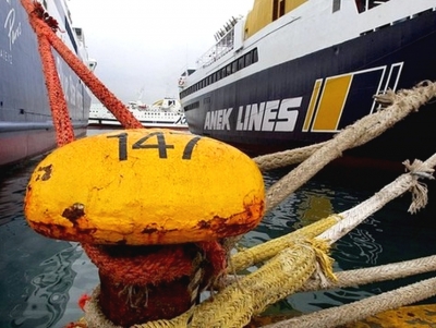 &Pi;&epsilon;&iota;&rho;&alpha;&iota;ά&sigmaf;: &Delta;&epsilon;&mu;έ&nu;&alpha; &tau;&alpha; &pi;&lambda;&omicron;ί&alpha; &sigma;&tau;&omicron; &lambda;&iota;&mu;ά&nu;&iota; &lambda;ό&gamma;&omega; 24&omega;&rho;&eta;&sigmaf; &alpha;&pi;&epsilon;&rho;&gamma;ί&alpha;&sigmaf;