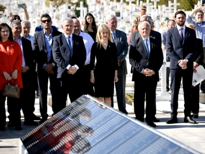 &Omicron; &Alpha;&nu;&delta;&rho;&iota;&alpha;&nu;ό&sigmaf; &sigma;&tau;&eta;&nu; &Kappa;ύ&pi;&rho;&omicron; &gamma;&iota;&alpha; &tau;&eta;&nu; &Epsilon;&theta;&nu;&iota;&kappa;ή &Eta;&mu;έ&rho;&alpha; &Alpha;&gamma;&nu;&omicron;&omicron;&upsilon;&mu;έ&nu;&omega;&nu; &ndash; &laquo;&Tau;&iota;&mu;&omicron;ύ&mu;&epsilon; &pi;&alpha;&lambda;&iota;&kappa;ά&rho;&iota;&alpha;, ή&rho;&omega;&epsilon;&sigmaf; &kappa;&alpha;&iota; &epsilon;&theta;&nu;&omicron;&mu;ά&rho;&tau;&upsilon;&rho;έ&sigmaf; &mu;&alpha;&sigmaf;&raquo; (&epsilon;&iota;&kappa;ό&nu;&epsilon;&sigmaf;)