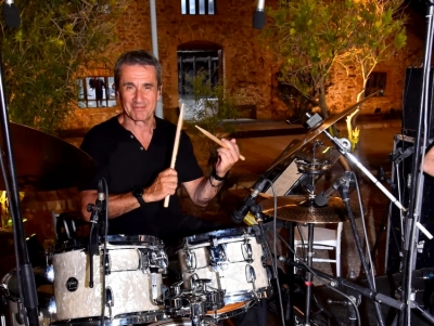 &Epsilon;&mu;&pi;&rho;ό&sigmaf; &Alpha;&nu;&delta;&rho;έ&alpha; &gamma;&iota;&alpha; &mu;&iota;&alpha; &Nu;έ&alpha; &Delta;&eta;&mu;&omicron;&kappa;&rho;&alpha;&tau;ί&alpha;&hellip; &nu;έ&alpha;! &laquo;&Mu;&pi;&omicron;&rho;&epsilon;ί&sigmaf; &nu;&alpha; έ&chi;&epsilon;&iota;&sigmaf; &pi;&epsilon;&iota; &tau;&alpha; &pi;ά&nu;&tau;&alpha;, &alpha;&rho;&kappa;&epsilon;ί &nu;&alpha; &mu;&eta;&nu; &pi;&iota;&sigma;&tau;&epsilon;ύ&epsilon;&iota;&sigmaf; &tau;ί&pi;&omicron;&tau;&alpha;&raquo; (&beta;ί&nu;&tau;&epsilon;&omicron;, &epsilon;&iota;&kappa;ό&nu;&epsilon;&sigmaf;)