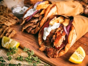 Σαρώνει η ακρίβεια, σχεδόν στα 4 ευρώ το σουβλάκι (βίντεο)