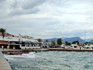 Ερμιόνη: Όμορφο το λιμάνι και σε… γκρίζο χρώμα (βίντεο)