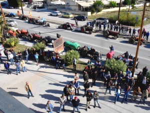 Στους δρόμους με τα τρακτέρ οι αγρότες της Αργολίδας για τις αποζημιώσεις που αφορούν τον παγετό (βίντεο, εικόνες)