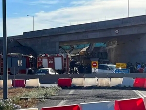 Μέγαρα: Κατέρρευσε υπό κατασκευή γέφυρα στην εθνική οδό – Δύο τραυματίες (εικόνες)