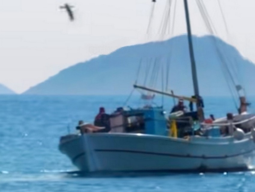 Σπέτσες: Ένας παλιός και ξεχωριστός ψαράς (βίντεο)