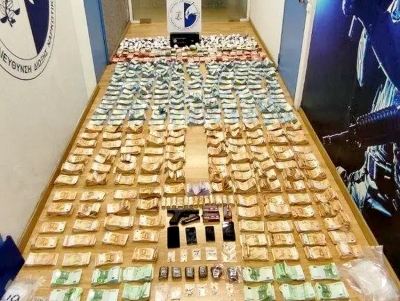 &Epsilon;&phi;&epsilon;&tau;&epsilon;ί&omicron; &Alpha;&theta;&eta;&nu;ώ&nu;: &Pi;&rho;ώ&eta;&nu; &pi;&alpha;ί&kappa;&tau;&eta;&sigmaf; &rho;&iota;ά&lambda;&iota;&tau;&iota; &omicron; ά&nu;&delta;&rho;&alpha;&sigmaf; &pi;&omicron;&upsilon; &epsilon;&iota;&sigma;έ&beta;&alpha;&lambda;&epsilon; &mu;&epsilon; &nu;&alpha;&rho;&kappa;&omega;&tau;&iota;&kappa;ά &ndash; &Epsilon;ί&chi;&epsilon; 1,5 &epsilon;&kappa;&alpha;&tau;. &epsilon;&upsilon;&rho;ώ &mu;&alpha;&zeta;ί &tau;&omicron;&upsilon; (&epsilon;&iota;&kappa;ό&nu;&epsilon;&sigmaf;)