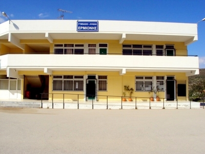 &laquo;"&Mu;&epsilon;&gamma;ά&lambda;&omicron;&sigmaf; &Alpha;&delta;&epsilon;&rho;&phi;ό&sigmaf;" &sigma;&tau;&alpha; &sigma;&chi;&omicron;&lambda;&epsilon;ί&alpha; &tau;&omicron;&upsilon; &Delta;ή&mu;&omicron;&upsilon; &Epsilon;&rho;&mu;&iota;&omicron;&nu;ί&delta;&alpha;&sigmaf;;&raquo; - &Epsilon;&nu;&sigma;&tau;ά&sigma;&epsilon;&iota;&sigmaf; &Tau;ό&kappa;&alpha; &gamma;&iota;&alpha; &tau;&iota;&sigmaf; &kappa;ά&mu;&epsilon;&rho;&epsilon;&sigmaf; (&epsilon;&iota;&kappa;ό&nu;&epsilon;&sigmaf;)