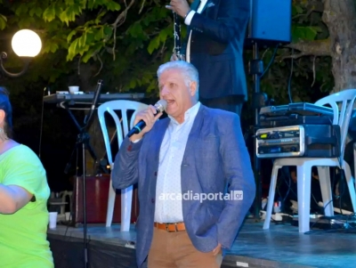 &Alpha;&rho;&kappa;&alpha;&delta;ί&alpha;: &Alpha;&nu;&tau;&iota;&delta;ή&mu;&alpha;&rho;&chi;&omicron;&sigmaf; &tau;&rho;&alpha;&gamma;&omicron;ύ&delta;&eta;&sigma;&epsilon; &sigma;&tau;&eta; &gamma;&iota;&omicron;&rho;&tau;ή &sigma;&kappa;ό&rho;&delta;&omicron;&upsilon; &kappa;&alpha;&iota; &xi;&epsilon;&sigma;ή&kappa;&omega;&sigma;&epsilon; &tau;&omicron; &pi;&lambda;ή&theta;&omicron;&sigmaf; (&beta;ί&nu;&tau;&epsilon;&omicron;)