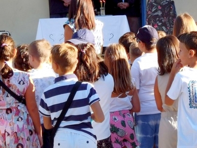 &Nu;έ&alpha; &sigma;&chi;&omicron;&lambda;&iota;&kappa;ή &chi;&rho;&omicron;&nu;&iota;ά: &Tau;&alpha; &mu;&eta;&nu;ύ&mu;&alpha;&tau;&alpha; &alpha;&pi;ό &Kappa;&omega;&sigma;&tau;&omicron;ύ&rho;&omicron;, &Kappa;&alpha;&mu;&pi;ό&sigma;&omicron;, &Gamma;&epsilon;&omega;&rho;&gamma;ό&pi;&omicron;&upsilon;&lambda;&omicron;, &Chi;&rho;ό&nu;&eta; &ndash; &Tau;&iota; &alpha;&nu;&alpha;&phi;έ&rho;&omicron;&upsilon;&nu; &Zeta;έ&rho;&beta;&alpha;&sigmaf;, &Lambda;ά&mu;&pi;&rho;&omicron;&upsilon;, &Tau;ό&kappa;&alpha;&sigmaf; &kappa;&alpha;&iota; &Mu;&alpha;&rho;&gamma;έ&tau;&alpha;&sigmaf; (&epsilon;&iota;&kappa;ό&nu;&epsilon;&sigmaf;)