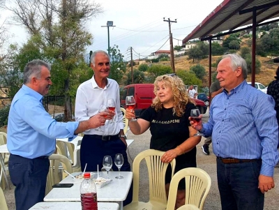 &Alpha;&nu;&delta;&rho;&iota;&alpha;&nu;ό&sigmaf;, &Gamma;&kappa;&iota;ό&lambda;&alpha;&sigmaf; &kappa;&alpha;&iota; &Pi;&omicron;&upsilon;&lambda;ά&sigmaf; &tau;&sigma;&omicron;ύ&gamma;&kappa;&rho;&iota;&sigma;&alpha;&nu; &tau;&alpha; &pi;&omicron;&tau;ή&rho;&iota;&alpha; &sigma;&tau;&eta; &gamma;&iota;&omicron;&rho;&tau;ή &tau;&rho;ύ&gamma;&omicron;&upsilon; &sigma;&tau;&omicron; &Mu;&alpha;&lambda;&alpha;&nu;&tau;&rho;έ&nu;&iota; (&epsilon;&iota;&kappa;ό&nu;&epsilon;&sigmaf;)