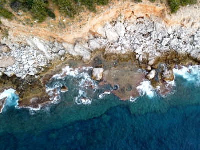 &Pi;&Epsilon;&Sigma;&Upsilon; &Pi;&epsilon;&lambda;&omicron;&pi;&omicron;&nu;&nu;ή&sigma;&omicron;&upsilon;: &Sigma;&tau;&omicron; &epsilon;&pi;ί&kappa;&epsilon;&nu;&tau;&rho;&omicron; &eta; &delta;&iota;ά&beta;&rho;&omega;&sigma;&eta; &tau;&omega;&nu; &alpha;&kappa;&tau;ώ&nu; &sigma;&tau;&eta;&nu; &Alpha;&rho;&gamma;&omicron;&lambda;ί&delta;&alpha; &ndash; &Tau;&iota; &alpha;&pi;&omicron;&phi;&alpha;&sigma;ί&sigma;&tau;&eta;&kappa;&epsilon;
