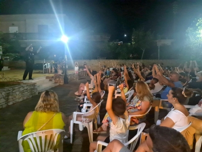 &Omicron; &mu;ά&gamma;&omicron;&sigmaf; Ό&sigma;&kappa;&alpha;&rho; &xi;&epsilon;&sigma;ή&kappa;&omega;&sigma;&epsilon; &tau;&alpha; &pi;&alpha;&iota;&delta;&iota;ά &sigma;&tau;&omicron; &Epsilon;&lambda;&lambda;&eta;&nu;&iota;&kappa;ό (&epsilon;&iota;&kappa;ό&nu;&epsilon;&sigmaf;)