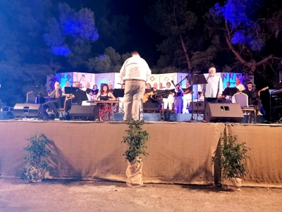 &Epsilon;&rho;&mu;&iota;ό&nu;&eta;: &Mu;&omicron;&upsilon;&sigma;&iota;&kappa;ή &pi;&alpha;&nu;&delta;&alpha;&iota;&sigma;ί&alpha; &mu;&epsilon; &Mu;&pi;ά&mu;&pi;&eta; &Tau;&sigma;έ&rho;&tau;&omicron; &kappa;&alpha;&iota; &alpha;&phi;&iota;έ&rho;&omega;&mu;&alpha; &sigma;&tau;&eta;&nu; &Mu;&iota;&kappa;&rho;&alpha;&sigma;&iota;&alpha;&tau;&iota;&kappa;ή &Kappa;&alpha;&tau;&alpha;&sigma;&tau;&rho;&omicron;&phi;ή (&beta;ί&nu;&tau;&epsilon;&omicron;, &epsilon;&iota;&kappa;ό&nu;&epsilon;&sigmaf;)